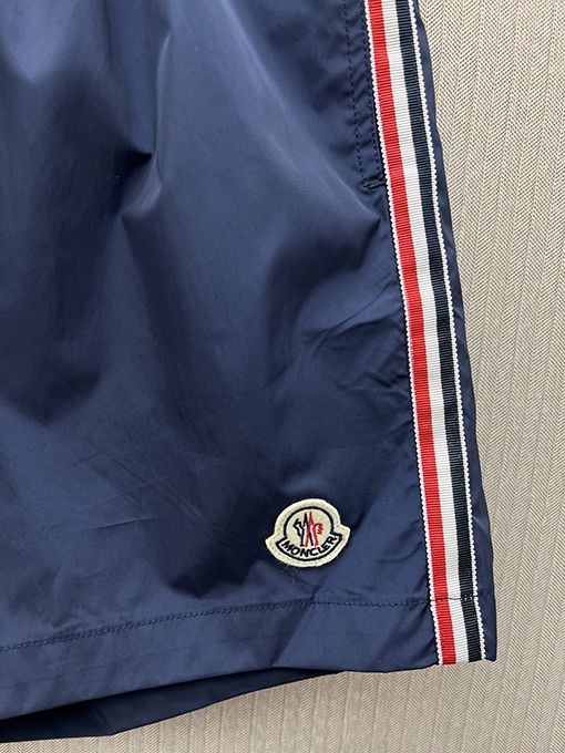 モンクレール 新しいストライプストレッチバッジデザインメンズ水着ショーツ