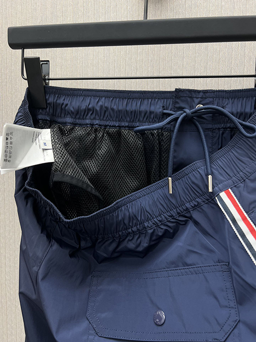モンクレール 新しいストライプストレッチバッジデザインメンズ水着ショーツ