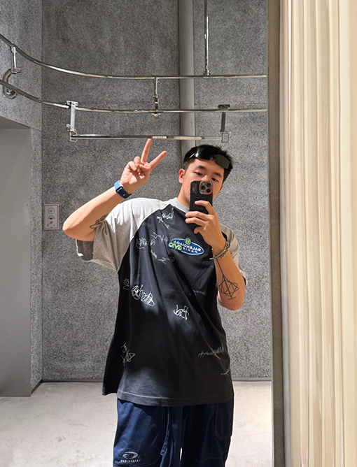 バレンシアガ Balenciaga サイン入り半袖Tシャツ