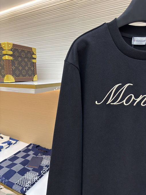 モンクレール 刺繍入りカフスタグ付きクルーネックパーカー