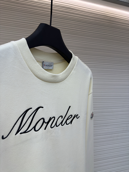 モンクレール 刺繍入りカフスタグ付きクルーネックパーカー