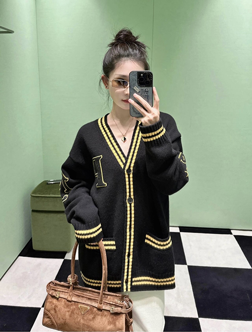 プラダ アップリケウールとカシミヤのブレンドカーディガン