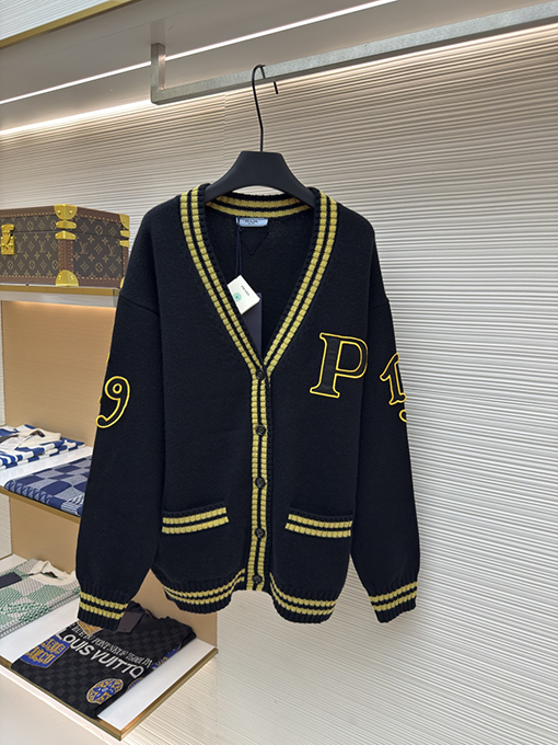 プラダ アップリケウールとカシミヤのブレンドカーディガン