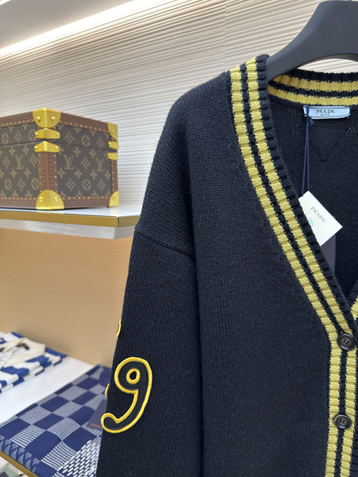 プラダ アップリケウールとカシミヤのブレンドカーディガン
