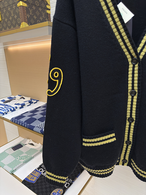 プラダ アップリケウールとカシミヤのブレンドカーディガン