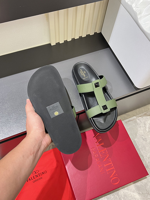 ヴァレンティノ新しい金属ロゴフラットスリッパ