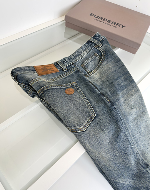 バーバリー 新しいヴィンテージストレートジーンズ