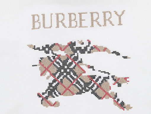 バーバリー アルファベットのロゴが刺繍された前後の軍馬パーカー