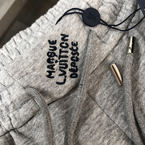 ルイヴィトン刺繍ロゴパンツ