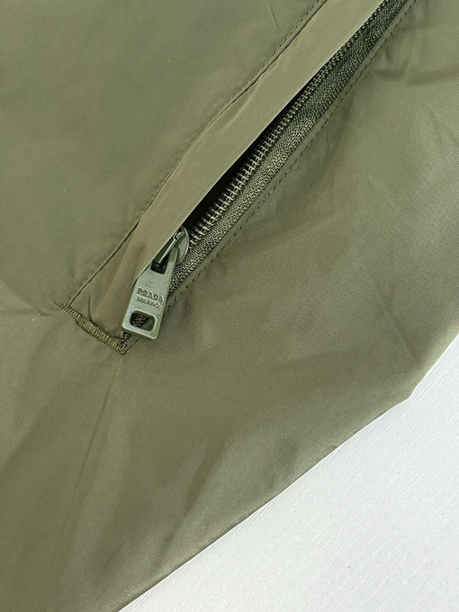 プラダ スタイリッシュな機能性ナイロンジッパージャケット