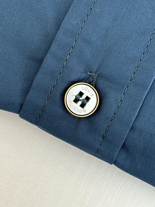 ルイヴィトンコピー 胸に文字を刺繍した長袖シャツ
