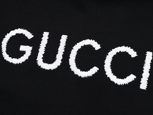 グッチスーパーコピー クラシックな胸の文字ロゴ刺繍パーカー