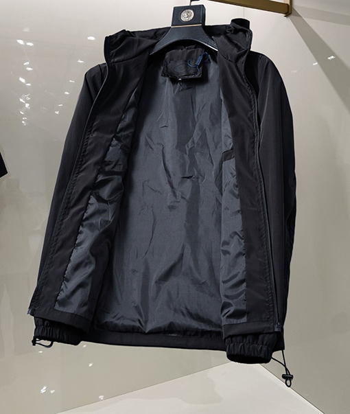プラダ 新しい三角マークのメンズジャケット