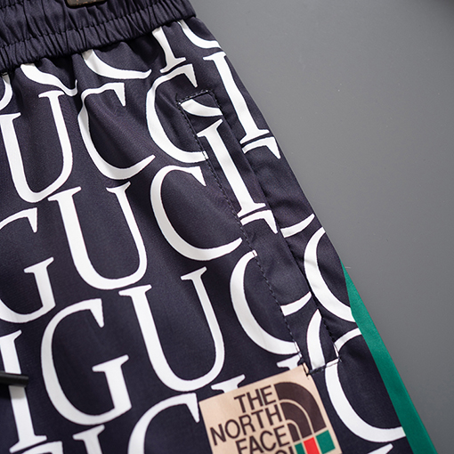 グッチ 新しいクラシックロゴビーチショーツ