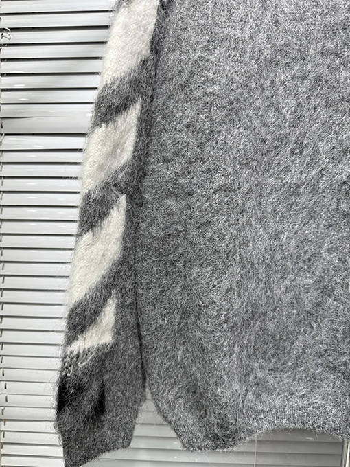オフホワイト キャットウォークニットクルーネックセーター