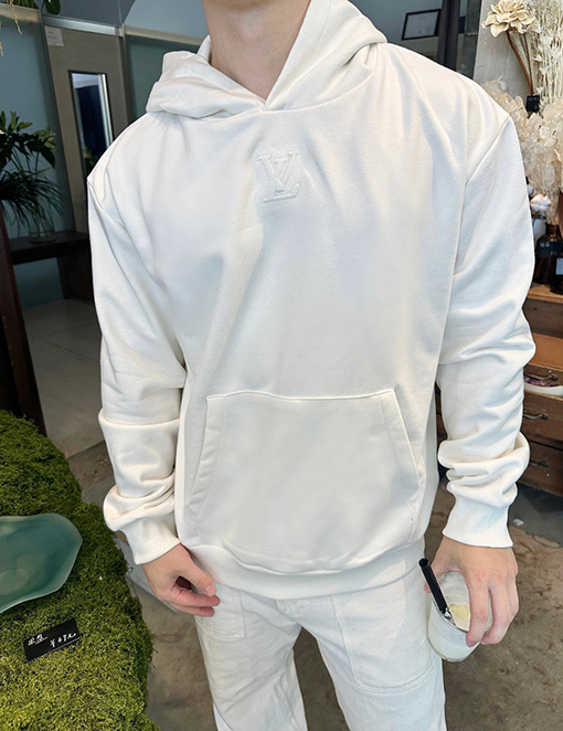 ルイヴィトンスーパーコピー LV ロゴエンボスパーカー