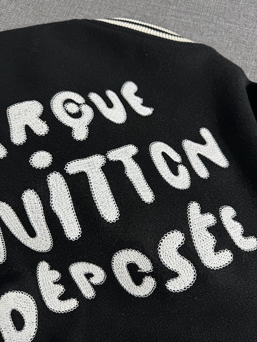 ルイヴィトンスーパーコピー ロゴバッジ刺繍ベースボールジャケット