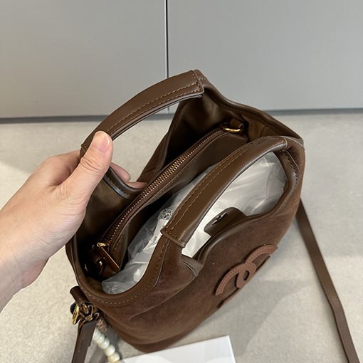 シャネル ハンドバッグ斜めがけベルベットバッグ