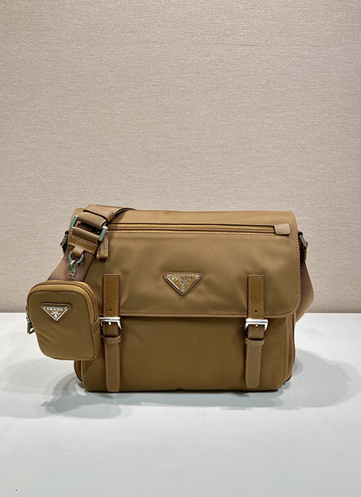 プラダ 新しい Re-Nylon リサイクルナイロンメッセンジャーバッグ