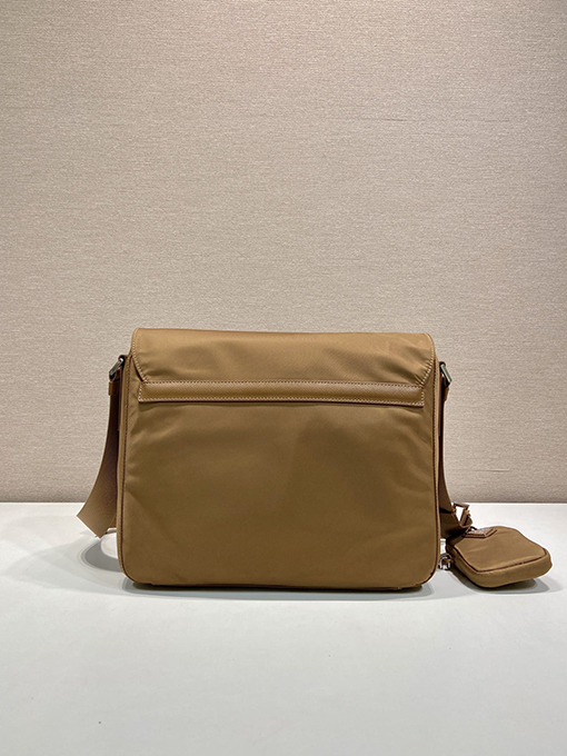 プラダ 新しい Re-Nylon リサイクルナイロンメッセンジャーバッグ