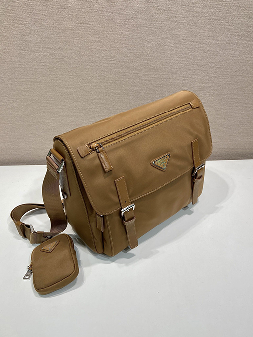 プラダ 新しい Re-Nylon リサイクルナイロンメッセンジャーバッグ