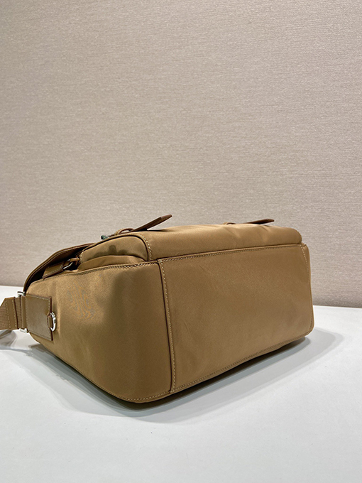 プラダ 新しい Re-Nylon リサイクルナイロンメッセンジャーバッグ