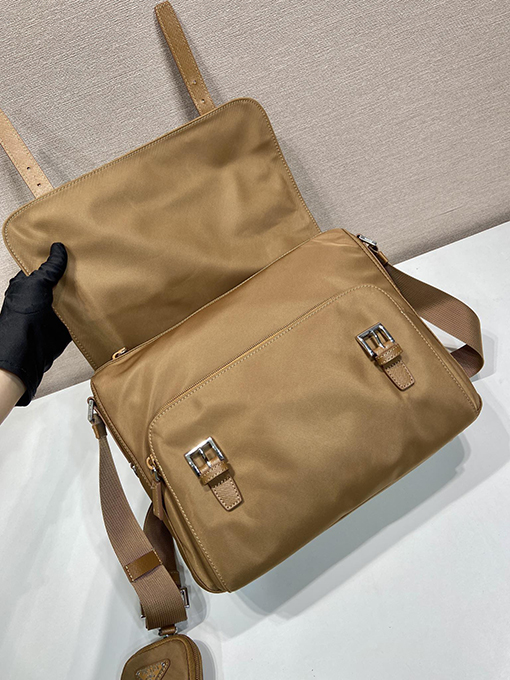 プラダ 新しい Re-Nylon リサイクルナイロンメッセンジャーバッグ