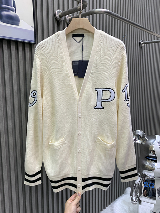 プラダコピー 胸元 1319 にアルファベットの P 刺繍カーディガン