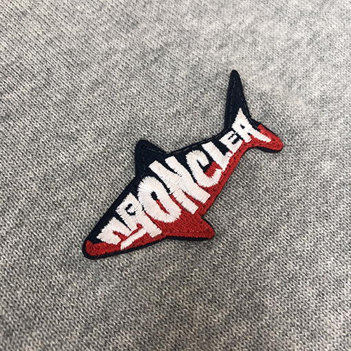 モンクレールコピー 刺繍柄ロゴがアクセントのニットセーター