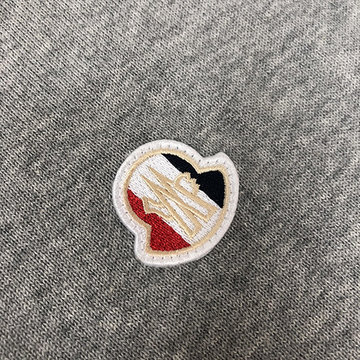 モンクレール 胸に刺繍柄ロゴニットセーター