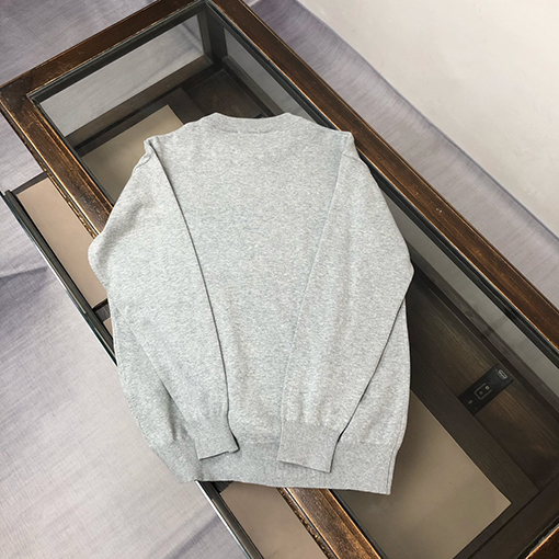 モンクレール 胸に刺繍柄ロゴニットセーター