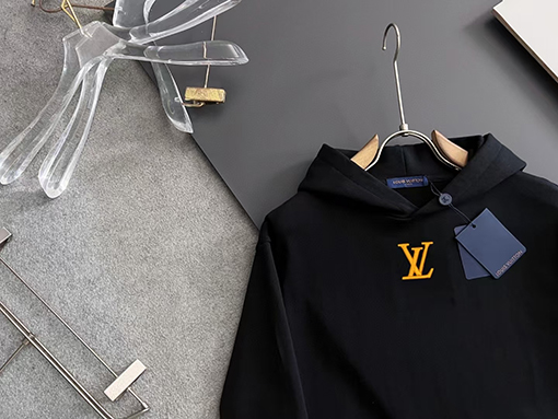 ルイヴィトンコピー 胸のクラシック LV ロゴ刺繍ロゴフード付きパーカー