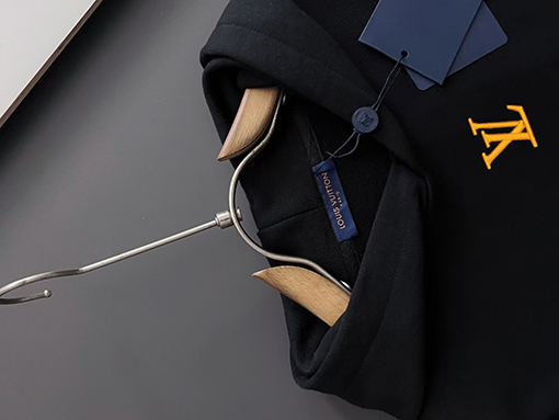 ルイヴィトンコピー 胸のクラシック LV ロゴ刺繍ロゴフード付きパーカー