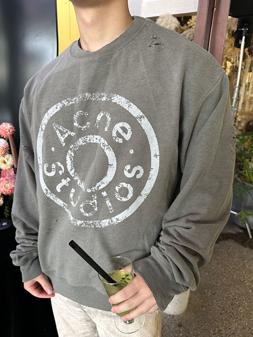 アクネストゥディオズ Acne Studios 胸に穴が開いた古いロゴのスウェットシャツ