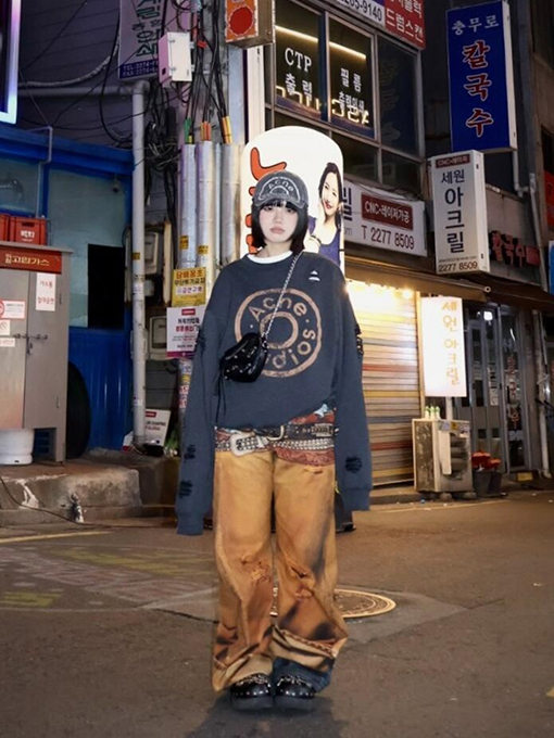 アクネストゥディオズ Acne Studios 胸に穴が開いた古いロゴのスウェットシャツ