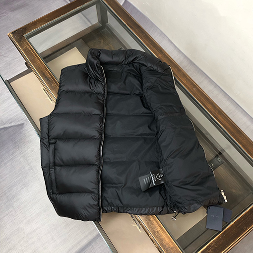 プラダスーパーコピー 秋冬の最新ダウンベスト
