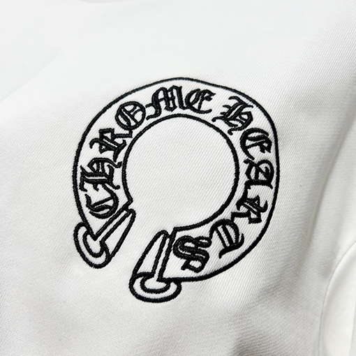 クロムハーツ フロントバックの袖に馬蹄とサンスクリット文字の刺繍ロゴスパーカー