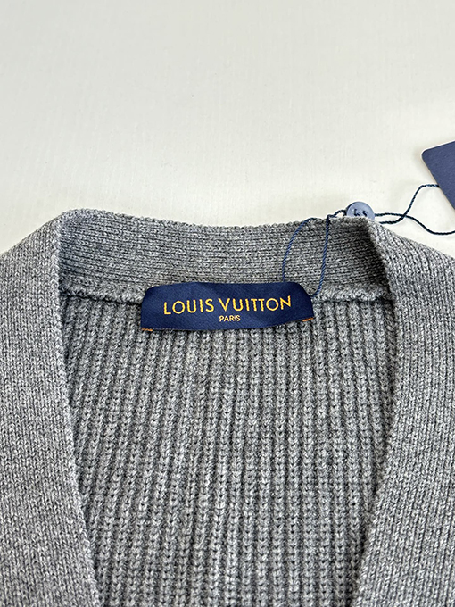 ルイヴィトン LV カプセルコレクション グレーVネック ニットカーディガン