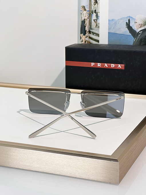 プラダスーパーコピー アバンギャルドなデザインと高級スタイルのサングラス SPR C53S