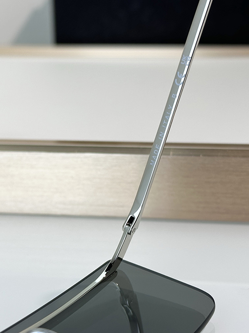 プラダスーパーコピー アバンギャルドなデザインと高級スタイルのサングラス SPR C53S