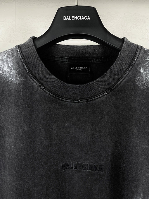 バレンシアガ フロントバックにロゴ刺繍手描のグラフィティ入ダメージの半袖Tシャツ