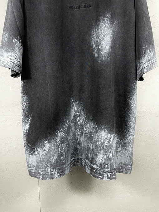 バレンシアガ フロントバックにロゴ刺繍手描のグラフィティ入ダメージの半袖Tシャツ