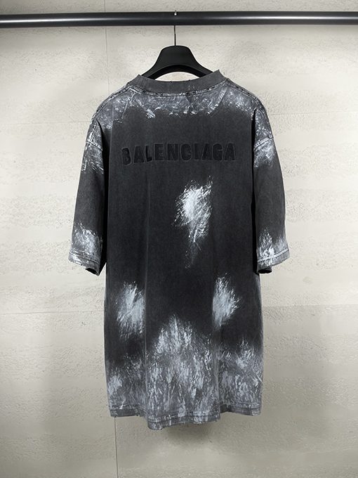 バレンシアガ フロントバックにロゴ刺繍手描のグラフィティ入ダメージの半袖Tシャツ