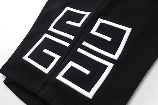 ジバンシイ GIVENCHY カウンターと同じクラシックな文字刺繍のショートパンツ