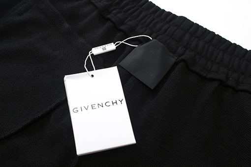 ジバンシイ GIVENCHY カウンターと同じクラシックな文字刺繍のショートパンツ