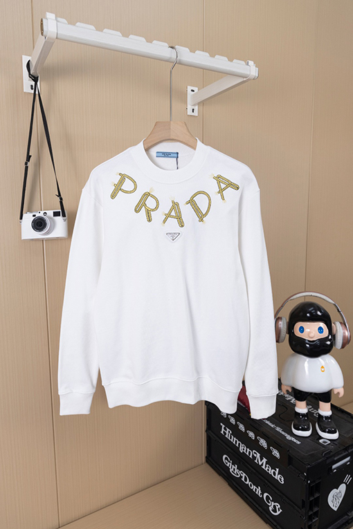 プラダ PRADA ツイストネックレスとアイアンロゴ刺繍のラウンドネックスパーカー