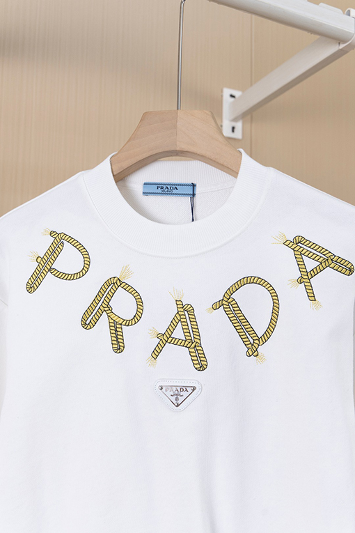 プラダ PRADA ツイストネックレスとアイアンロゴ刺繍のラウンドネックスパーカー