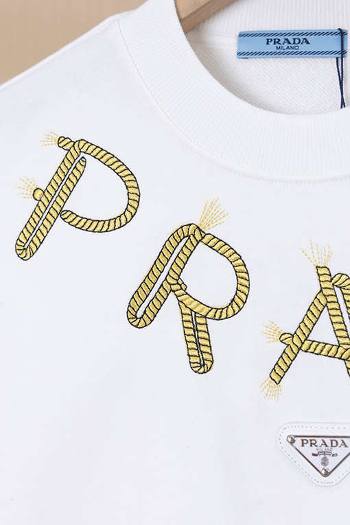 プラダ PRADA ツイストネックレスとアイアンロゴ刺繍のラウンドネックスパーカー