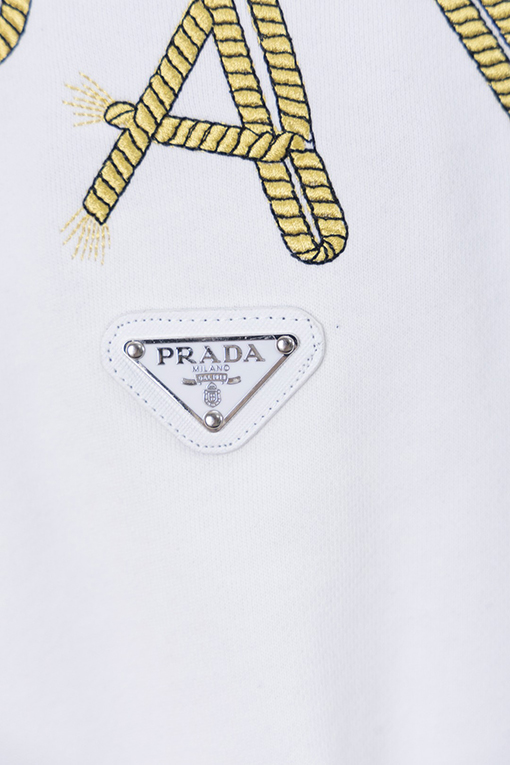 プラダ PRADA ツイストネックレスとアイアンロゴ刺繍のラウンドネックスパーカー