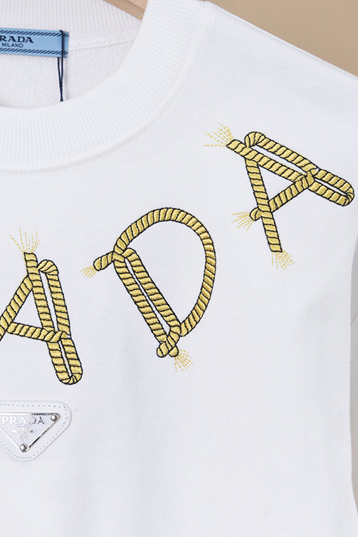 プラダ PRADA ツイストネックレスとアイアンロゴ刺繍のラウンドネックスパーカー